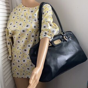 Michael Kors Black Shoulder Bag with Structured Design and Smooth Leather.